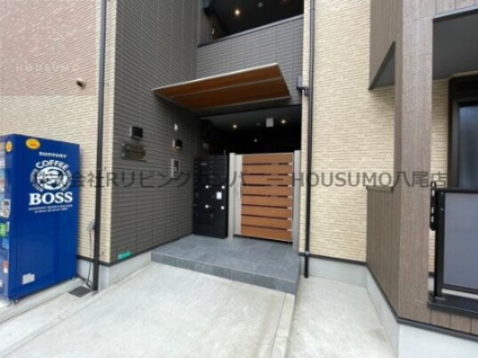 物件外観写真2　(落ち着いたエントランスです)