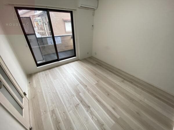 居室(こちらの居間で趣味の時間をお楽しみください)