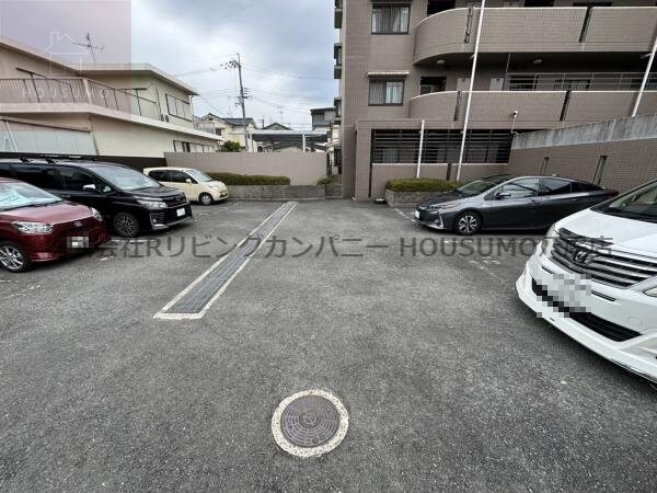 物件外観写真2　(車をお持ちの方に嬉しい駐車場付きの物件です)