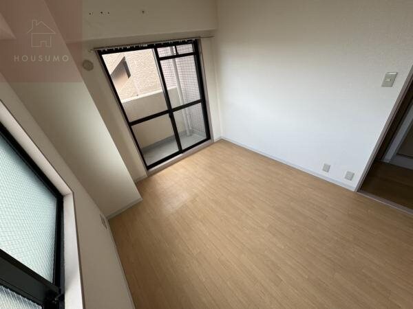寝室(落ち着いて過ごせるお部屋なので、寝室にいかがでしょうか)