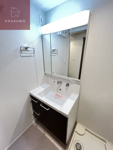 物件内観写真7　(朝の身支度には欠かせない独立洗面化粧台)