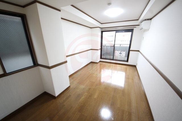 物件内観写真4　(個人の部屋や寝室として使える洋室です)