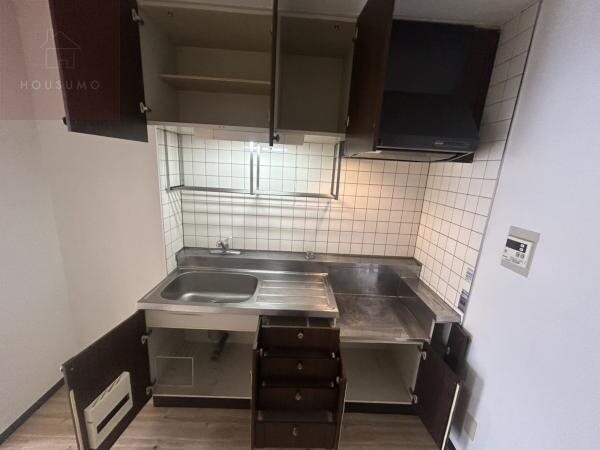 物件内観写真6　(コンパクトなキッチンで掃除もラクラク)