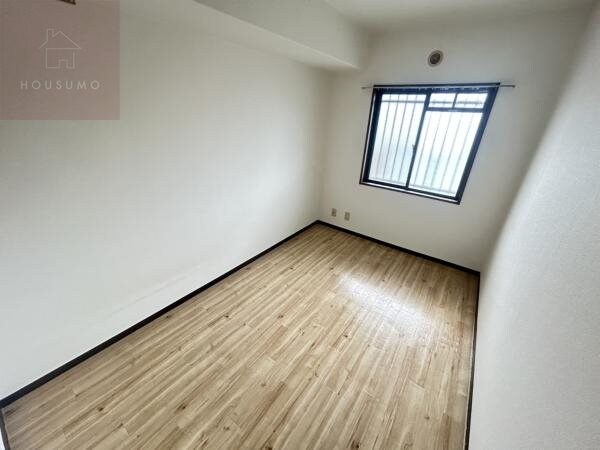 物件内観写真8　(広くて明るい寝室)