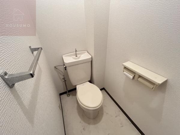 物件内観写真9　(ゆったりとした空間のトイレです)