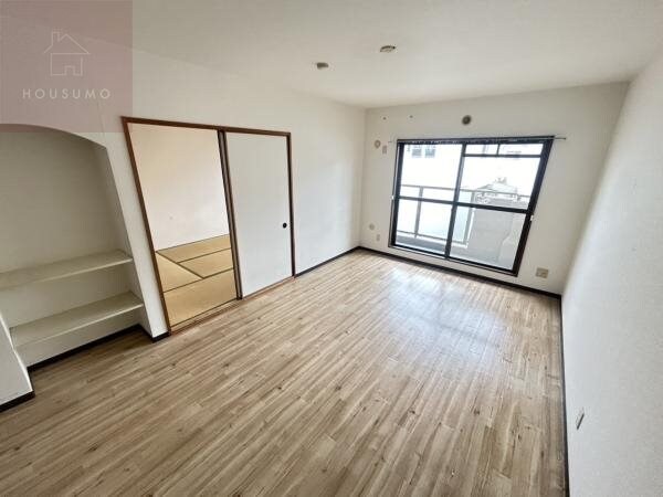 物件内観写真16　(おしゃれな居間です)