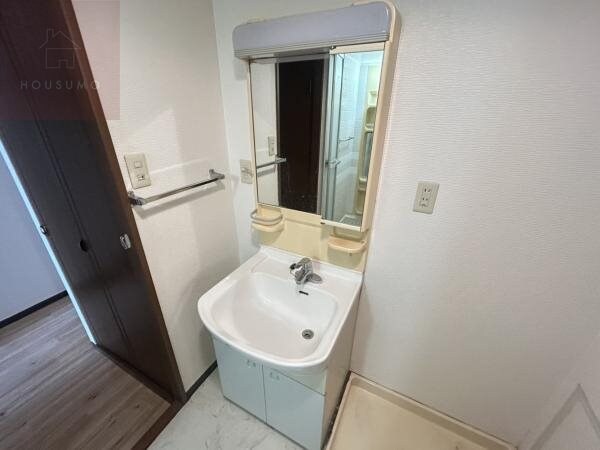 物件内観写真26　(独立洗面台で身支度をすべて済ませてしまいましょう)