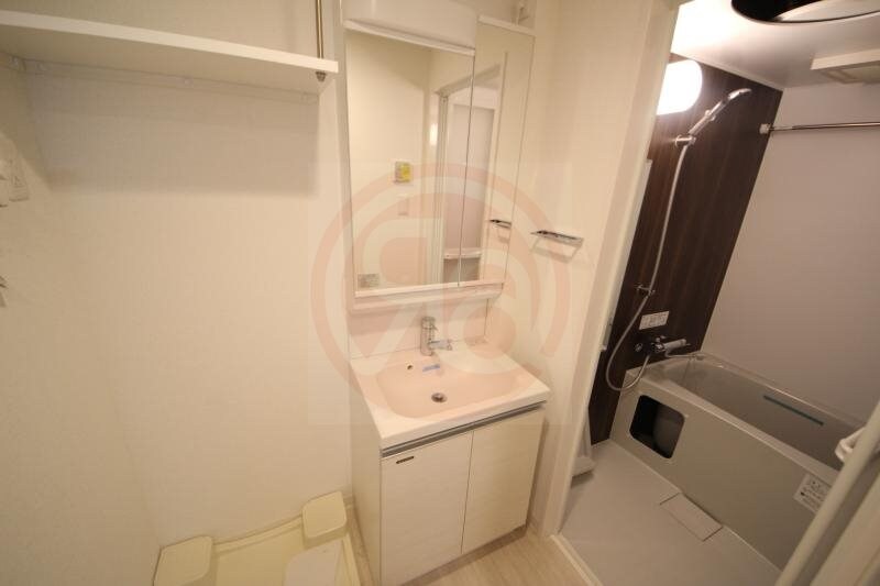 物件内観写真19　(朝の支度にも助かる、独立の洗髪洗面化粧台)