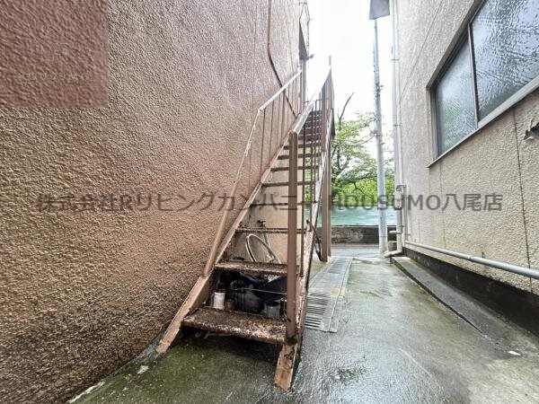 物件外観写真2　(ゆとりのあるエントランスです)