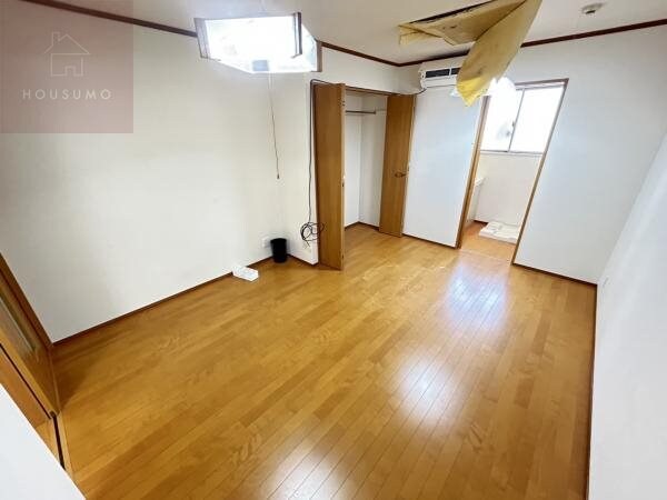 物件内観写真7　(広くて明るい寝室)