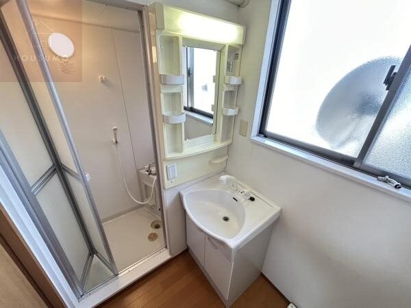 物件内観写真19　(朝の支度にも助かる、独立の洗髪洗面化粧台)