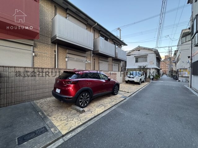 物件外観写真2　(駐車場があるので、車を買う予定の方も安心です)