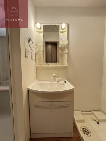 物件内観写真11　(独立洗面台で身支度をすべて済ませてしまいましょう)