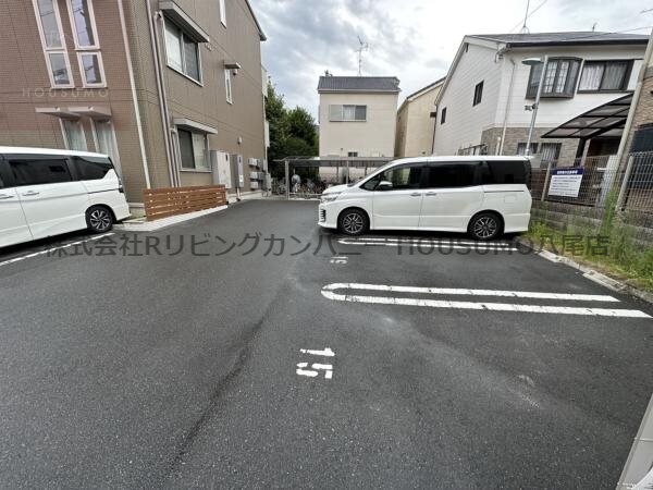 物件外観写真3　(駐車場があるので、車を買う予定の方も安心です)