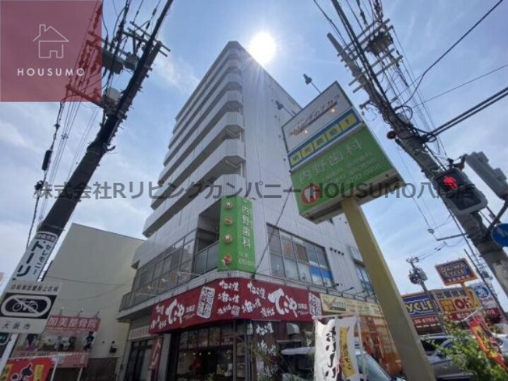 物件外観写真1　(外観は落ち着いています)