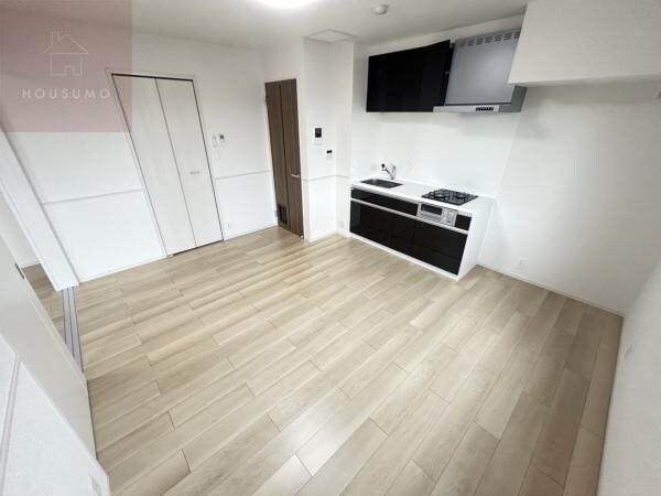 物件内観写真3　(こちらの居間で趣味の時間をお楽しみください)