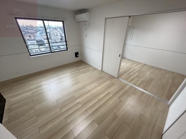 物件内観写真22　(こちらのリビングで趣味の時間をお楽しみください)