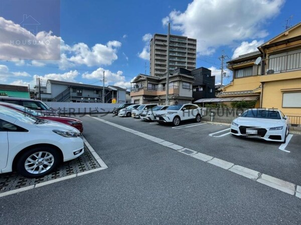 駐車場(駐車場に車を止められます)