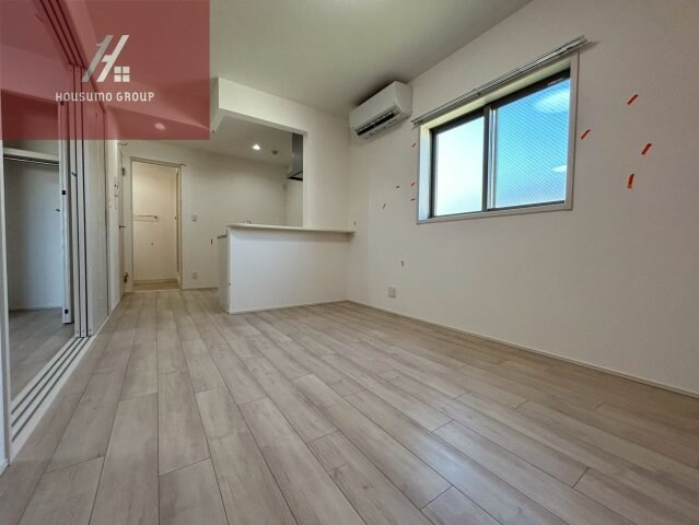 物件内観写真5　(こちらのリビングで趣味の時間をお楽しみください)