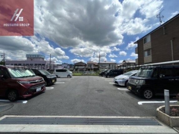 物件外観写真2　(車をお持ちの方に嬉しい駐車場付きの物件です)