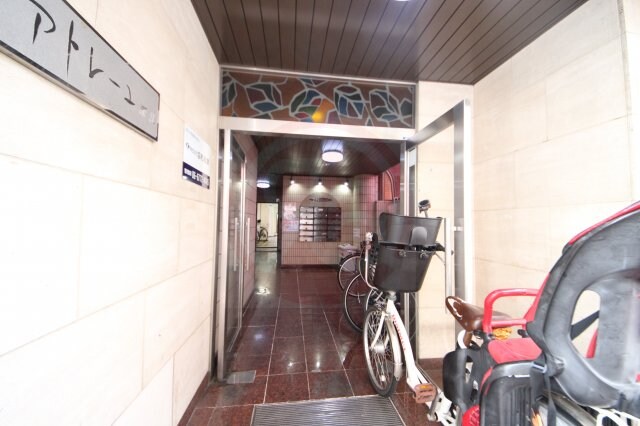 物件外観写真2　(ゆとりのあるエントランスです)