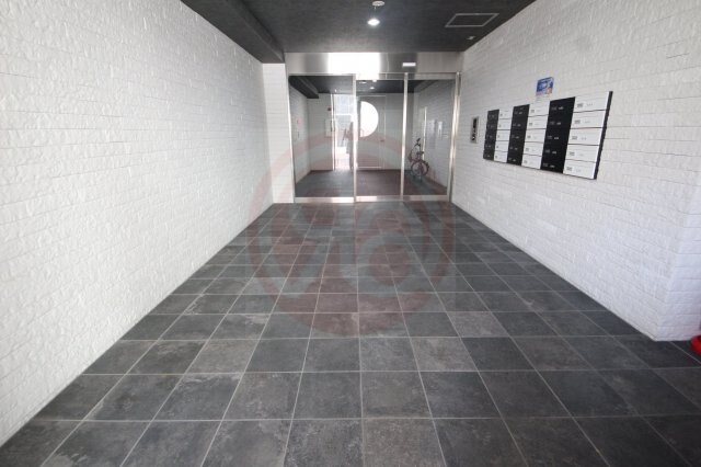 物件外観写真3　(清潔なロビーです)