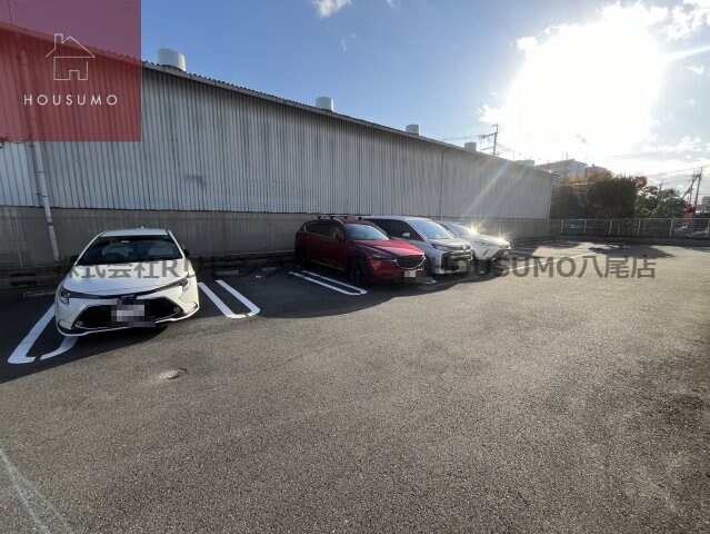 物件外観写真3　(駐車場があるので、車を買う予定の方も安心です)