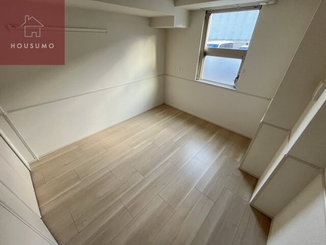 物件内観写真8　(落ち着いた色調の洋室です)