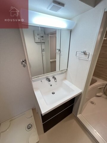 物件内観写真16　(独立洗面台、小物を置くことができて便利です)