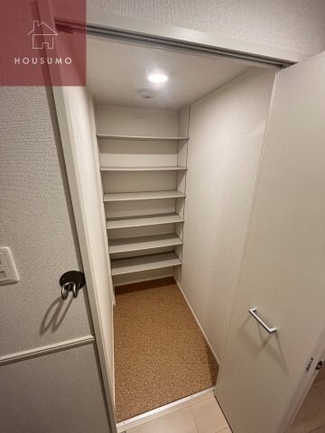 物件内観写真17　(大きなスペースがあり、収納には困りません)