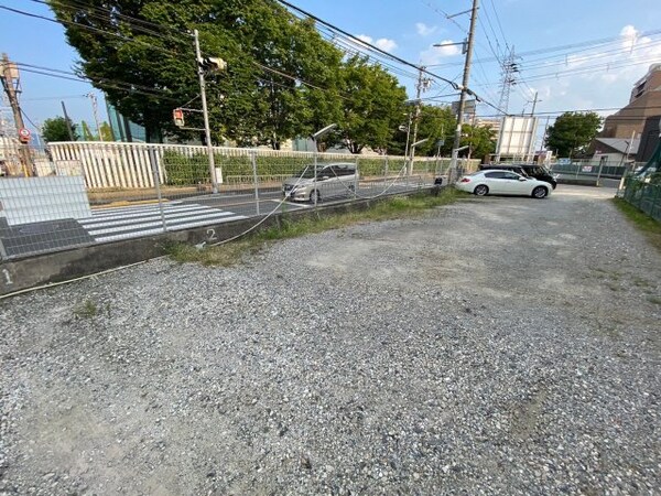 駐車場(駐車場があるので、車を買う予定の方も安心です)