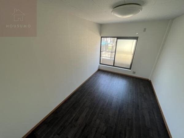 物件内観写真7　(落ち着いた色調の寝室です)