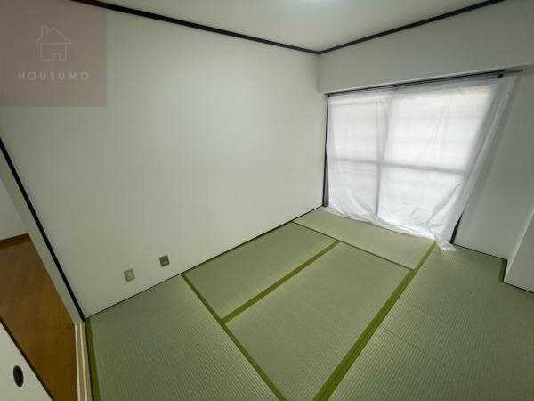 和室(畳の上でゆっくりとくつろげる和室です)
