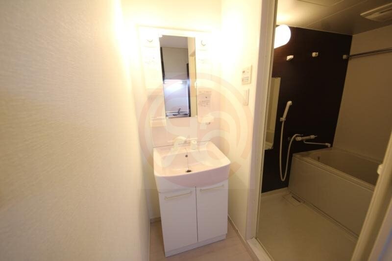 物件内観写真9　(朝の身支度には欠かせない独立洗面化粧台)
