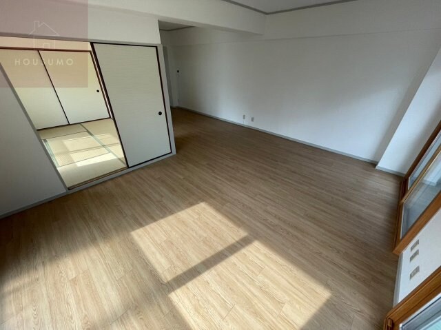 物件内観写真16　(おしゃれな居間です)