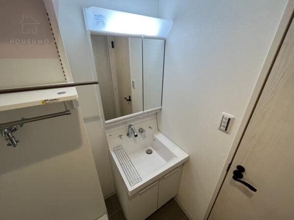 独立洗面台(独立洗面台、朝の身支度には欠かせません)
