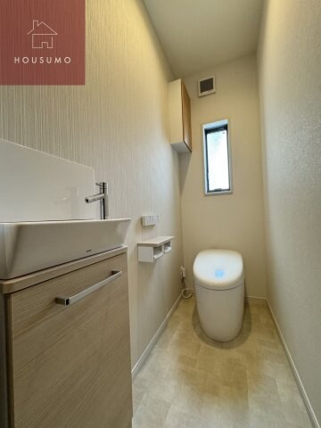 物件内観写真7　(ゆったりとした空間のトイレです)