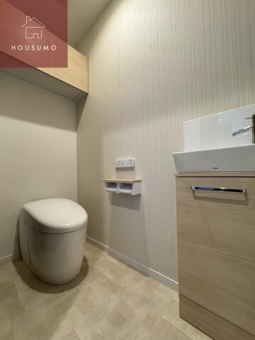 物件内観写真8　(朝の支度にも助かる、独立の洗髪洗面化粧台)