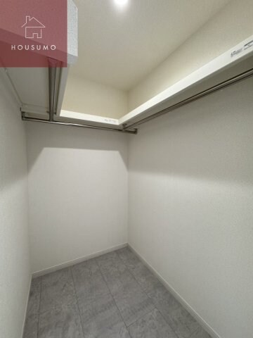 物件内観写真12　(大きなスペースがあり、収納には困りません)