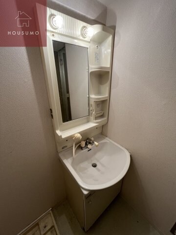 物件内観写真16　(朝の支度にも助かる、独立の洗髪洗面化粧台)