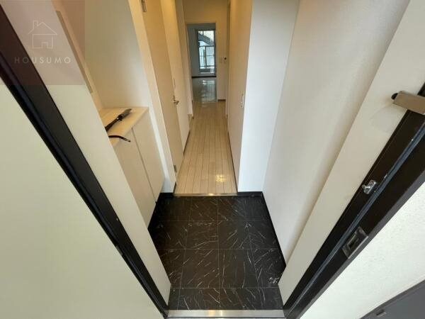 物件内観写真10　(明るい玄関です)