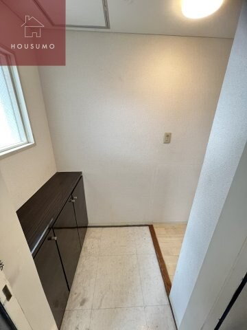 物件内観写真12　(明るい玄関です)