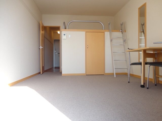 物件内観写真5　(エアコン付　２階は絨毯になります。)