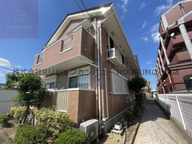 物件外観写真1　(落ち着いた雰囲気の外観です)