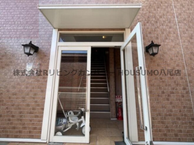 物件外観写真3　(落ち着いたエントランスです)