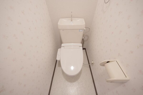 トイレ(落ち着いた色調のトイレです)