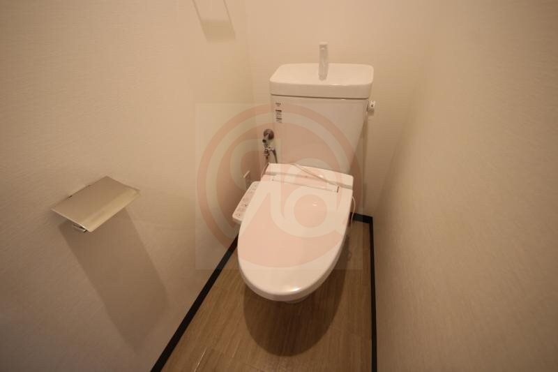 物件内観写真14　(ゆったりとした空間のトイレです)