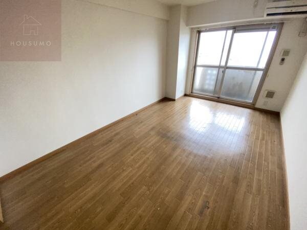 物件内観写真4　(ゆったりとした居間です)