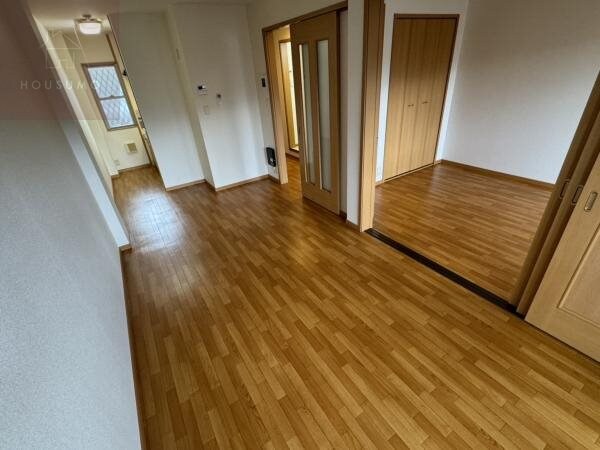 物件内観写真16　(こちらのリビングで趣味の時間をお楽しみください)