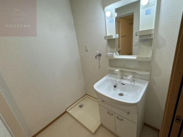 物件内観写真19　(独立洗面台あり、毎朝おしゃれに忙しい女性の方におすすめです)
